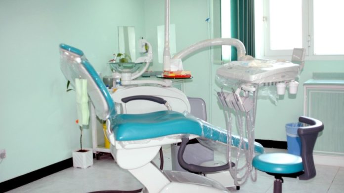 نقابة أطباء الأسنان تطالب برفع تسعيرة علاج الأسنان