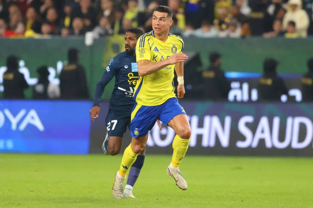 هل يجدد رونالدو مع النصر؟